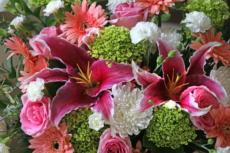 Bouquet anniversaire coloré avec gerberas et roses — inter flora événement