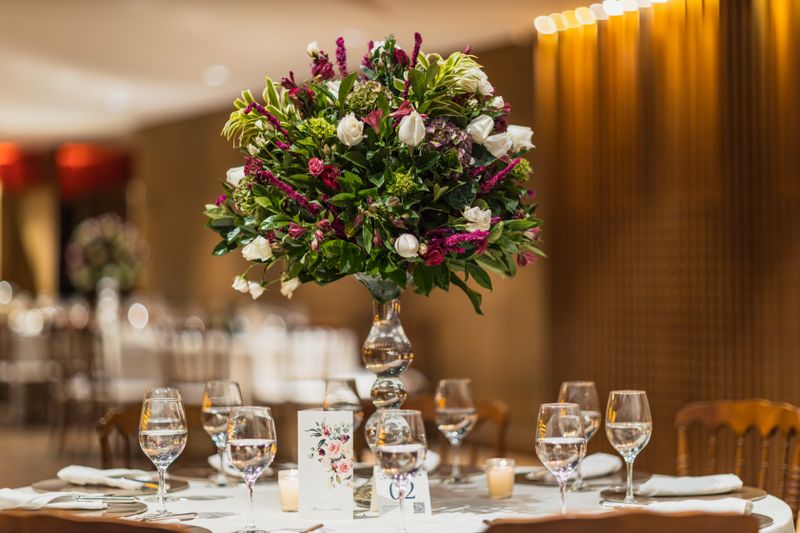 Centre de table floral pour événement — composition Interflora
