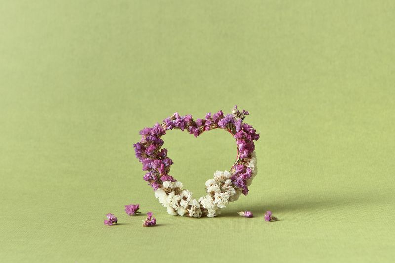 Gerbe funèbre blanche et mauve — fleurs de deuil Interflora